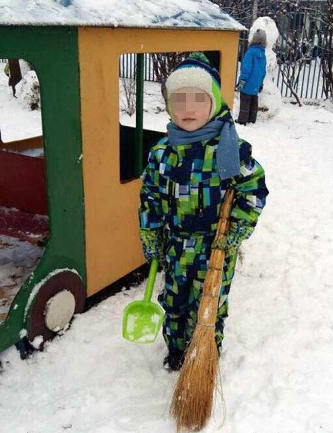 Bà mẹ ác quỷ quấn nilon vào đầu con trai rồi bỏ mặc trong rừng cả đêm, lý do khiến ai nghe thấy cũng giận run người