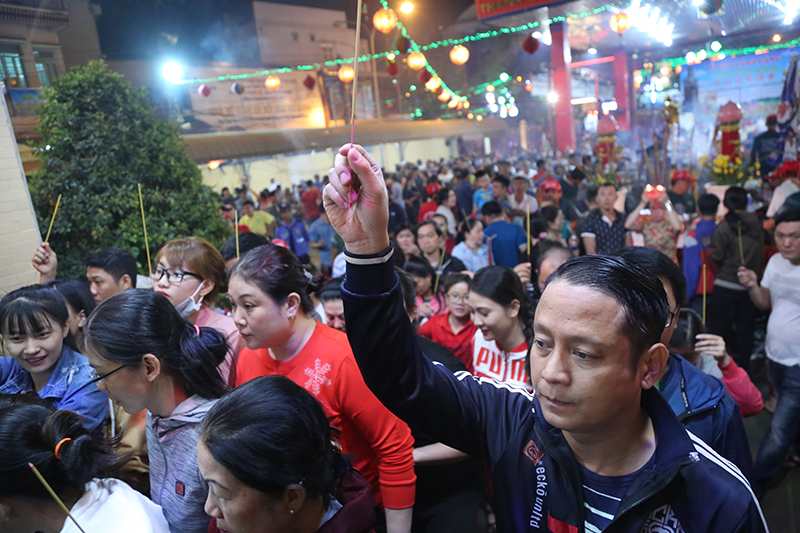 Video ảnh: Biển người đi lễ Bà Thiên Hậu lúc 0h ở Bình Dương