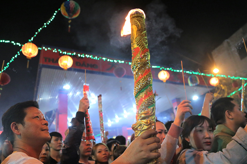 Video ảnh: Biển người đi lễ Bà Thiên Hậu lúc 0h ở Bình Dương