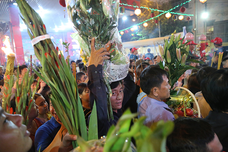 Video ảnh: Biển người đi lễ Bà Thiên Hậu lúc 0h ở Bình Dương