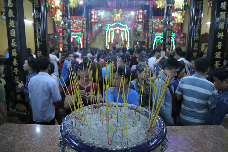 Video ảnh: Biển người đi lễ Bà Thiên Hậu lúc 0h ở Bình Dương