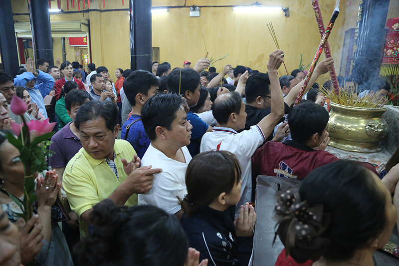 Video ảnh: Biển người đi lễ Bà Thiên Hậu lúc 0h ở Bình Dương