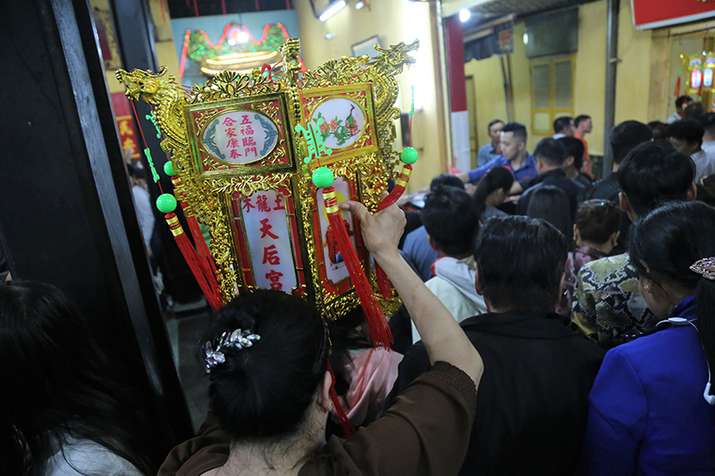 Video ảnh: Biển người đi lễ Bà Thiên Hậu lúc 0h ở Bình Dương