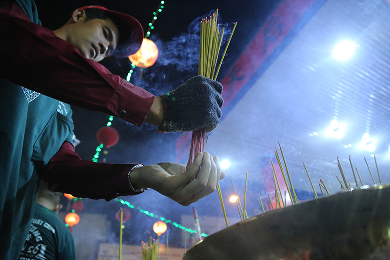 Video ảnh: Biển người đi lễ Bà Thiên Hậu lúc 0h ở Bình Dương