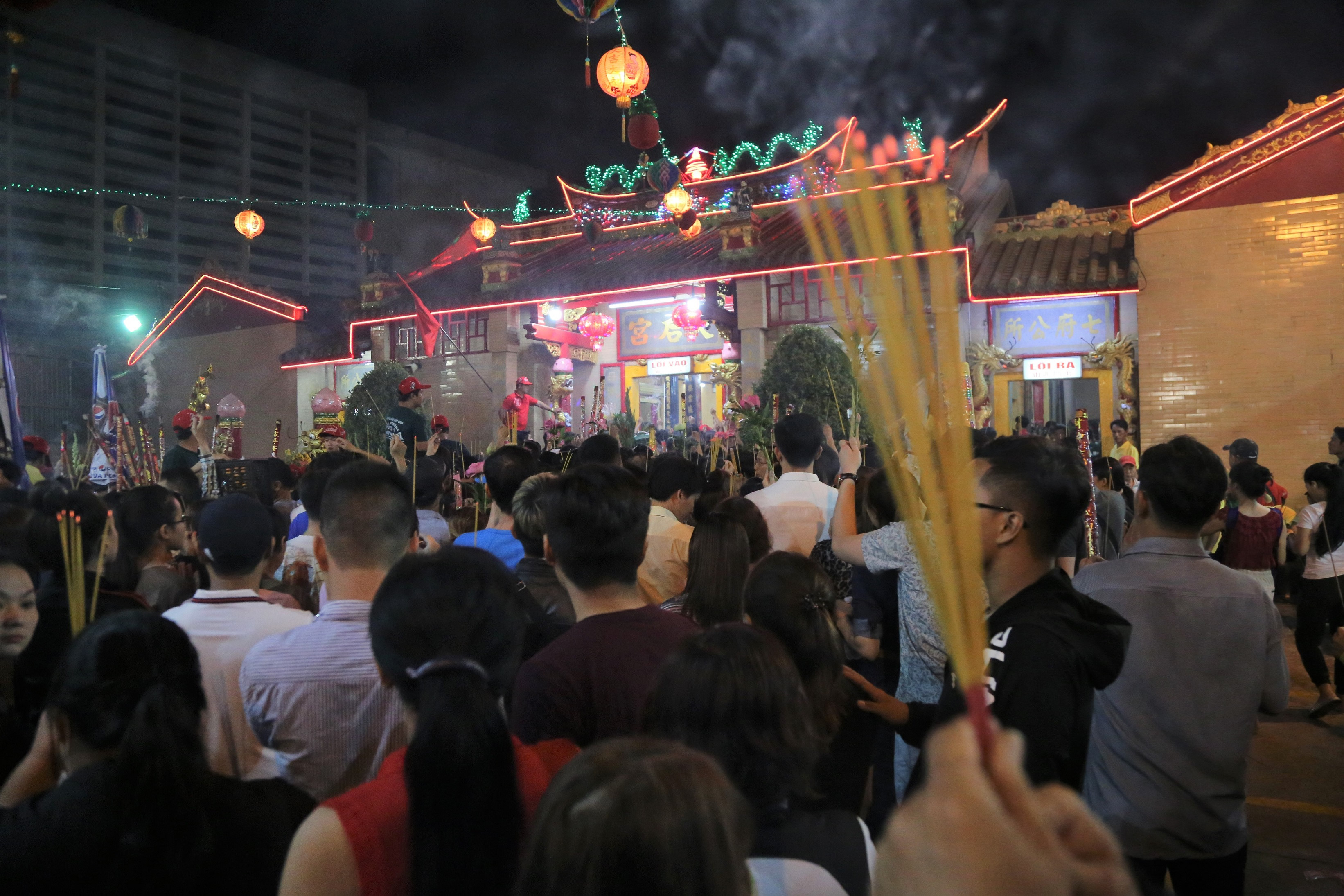 Video ảnh: Biển người đi lễ Bà Thiên Hậu lúc 0h ở Bình Dương