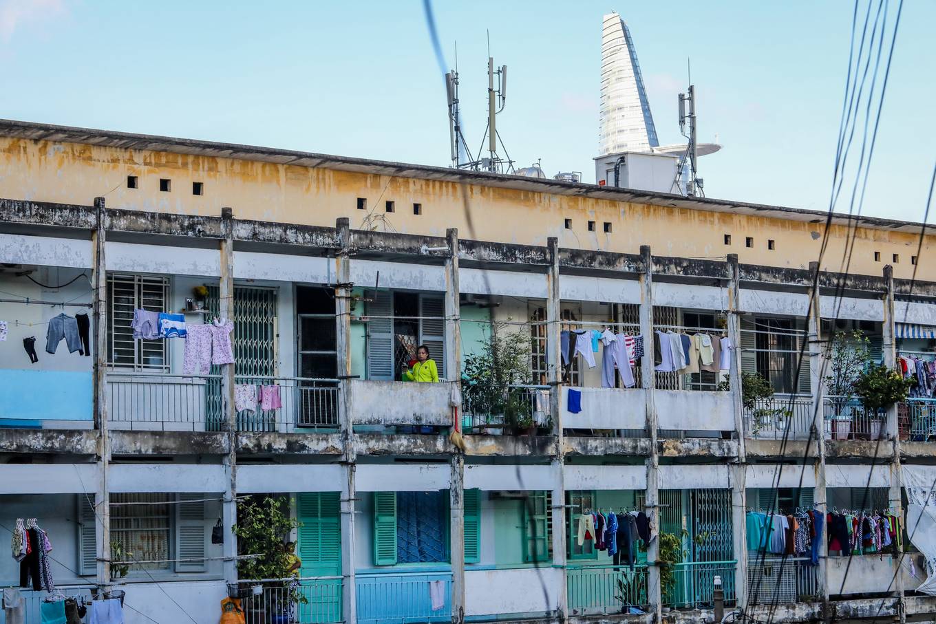 Hàng trăm hộ dân sống trong hai chung cư chờ sập ở Sài Gòn