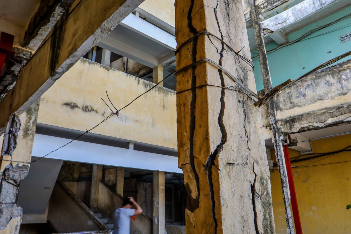 Hàng trăm hộ dân sống trong hai chung cư chờ sập ở Sài Gòn