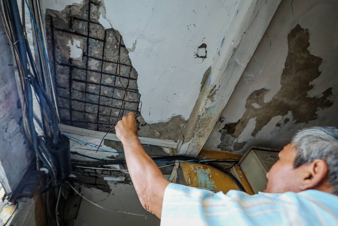 Hàng trăm hộ dân sống trong hai chung cư chờ sập ở Sài Gòn