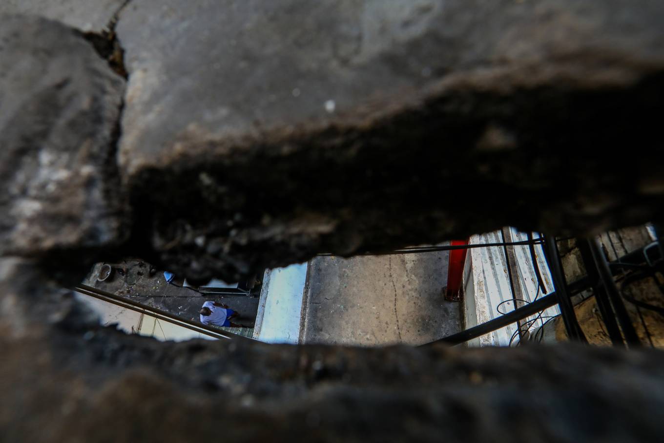 Hàng trăm hộ dân sống trong hai chung cư chờ sập ở Sài Gòn