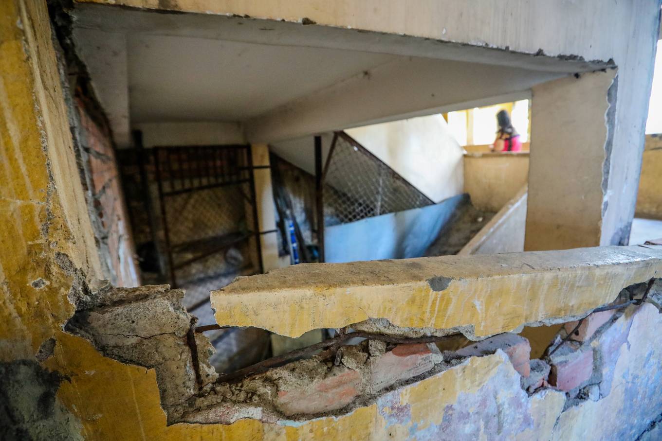 Hàng trăm hộ dân sống trong hai chung cư chờ sập ở Sài Gòn