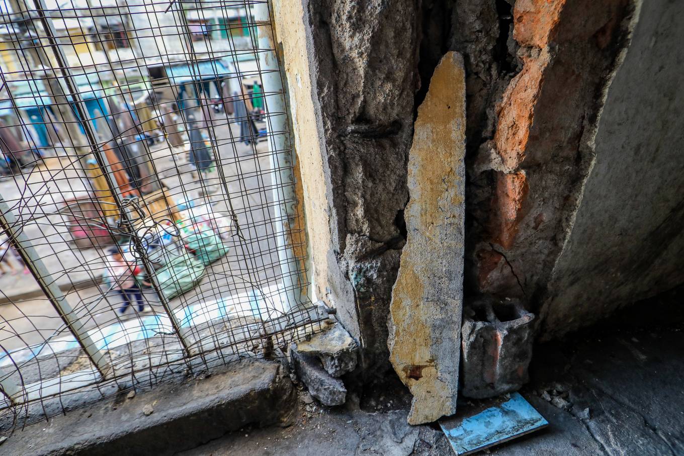 Hàng trăm hộ dân sống trong hai chung cư chờ sập ở Sài Gòn