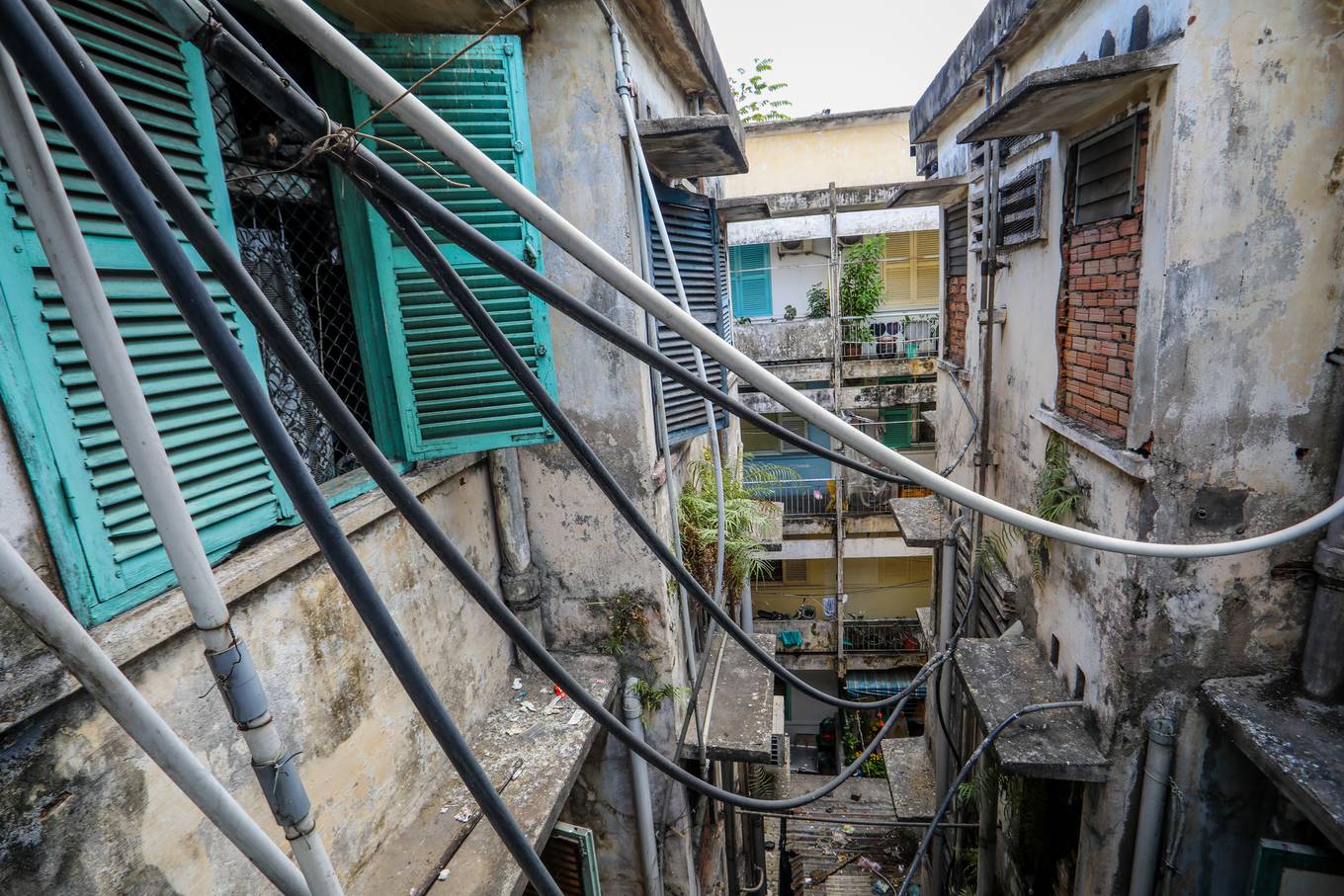 Hàng trăm hộ dân sống trong hai chung cư chờ sập ở Sài Gòn