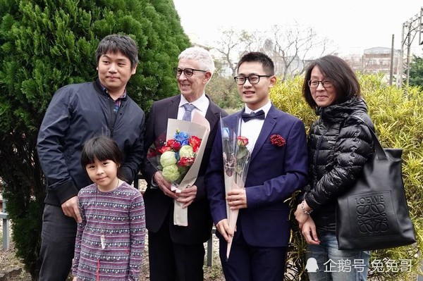 Phải lòng cụ ông 75 tuổi, chàng trai 24 quyết tâm theo đuổi 3 năm và cái kết kinh ngạc