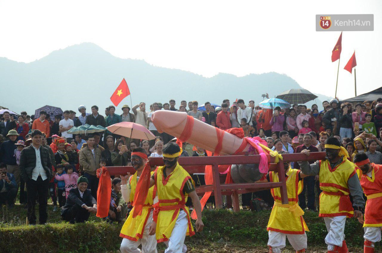 Người dân chen chân chụp ảnh bên cạnh của quý khổng lồ trong lễ hội độc nhất vô nhị ở Việt Nam