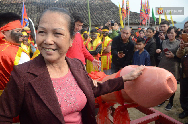 Người dân chen chân chụp ảnh bên cạnh của quý khổng lồ trong lễ hội độc nhất vô nhị ở Việt Nam