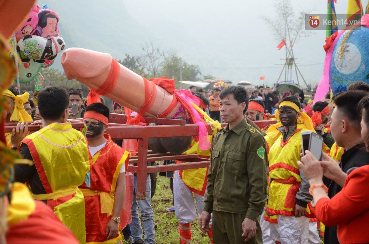 Người dân chen chân chụp ảnh bên cạnh của quý khổng lồ trong lễ hội độc nhất vô nhị ở Việt Nam