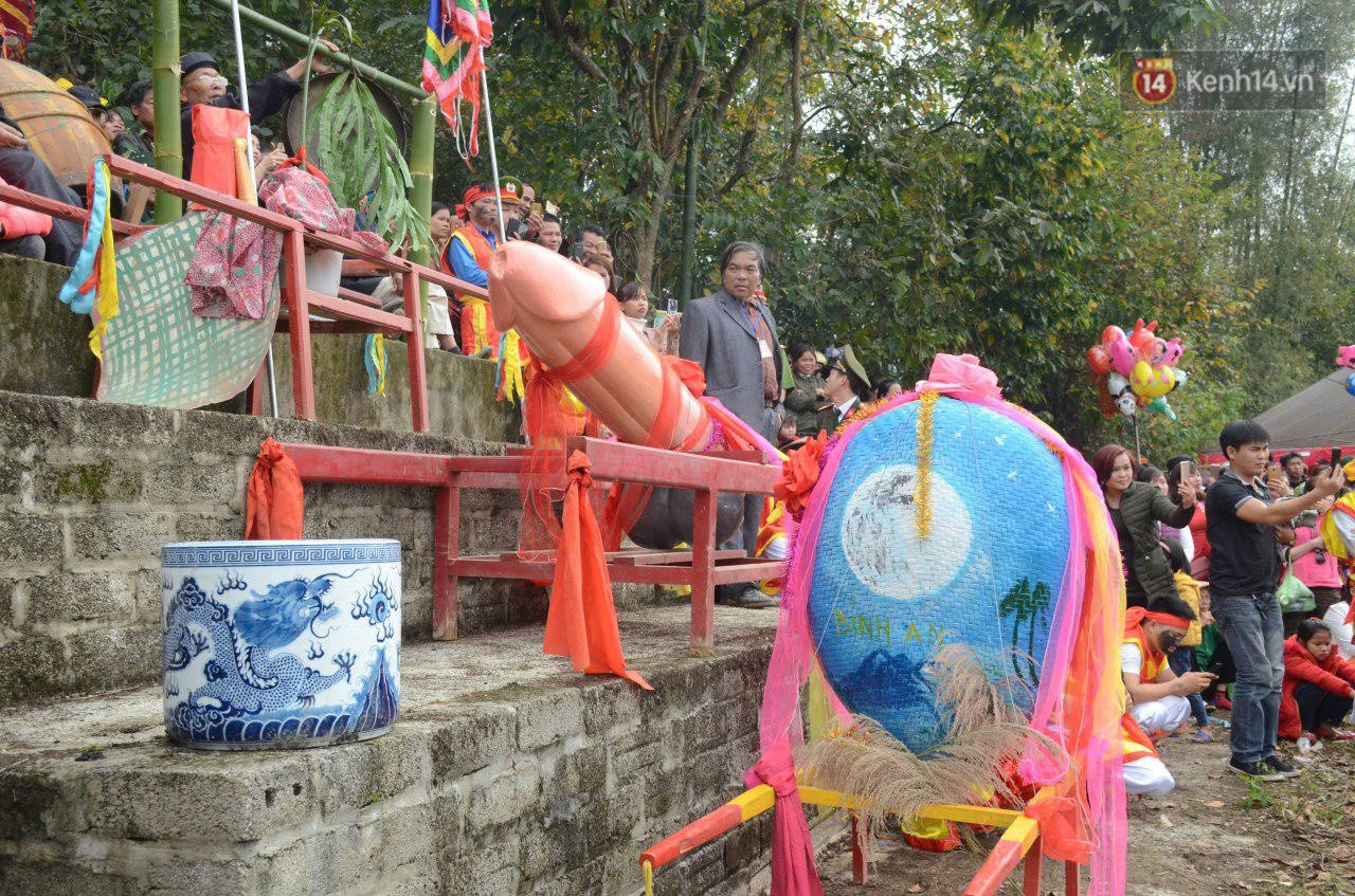 Người dân chen chân chụp ảnh bên cạnh của quý khổng lồ trong lễ hội độc nhất vô nhị ở Việt Nam