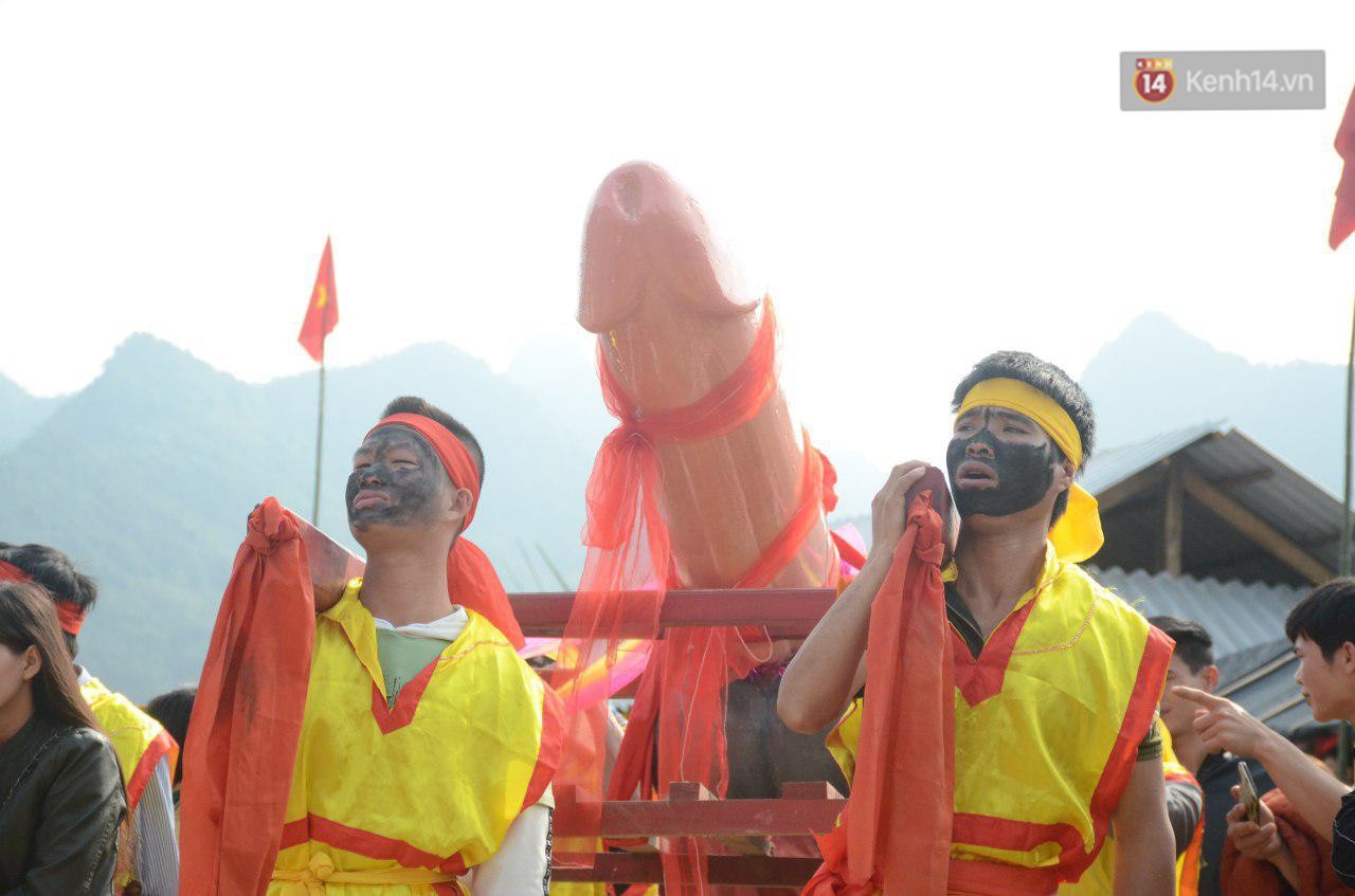 Người dân chen chân chụp ảnh bên cạnh của quý khổng lồ trong lễ hội độc nhất vô nhị ở Việt Nam