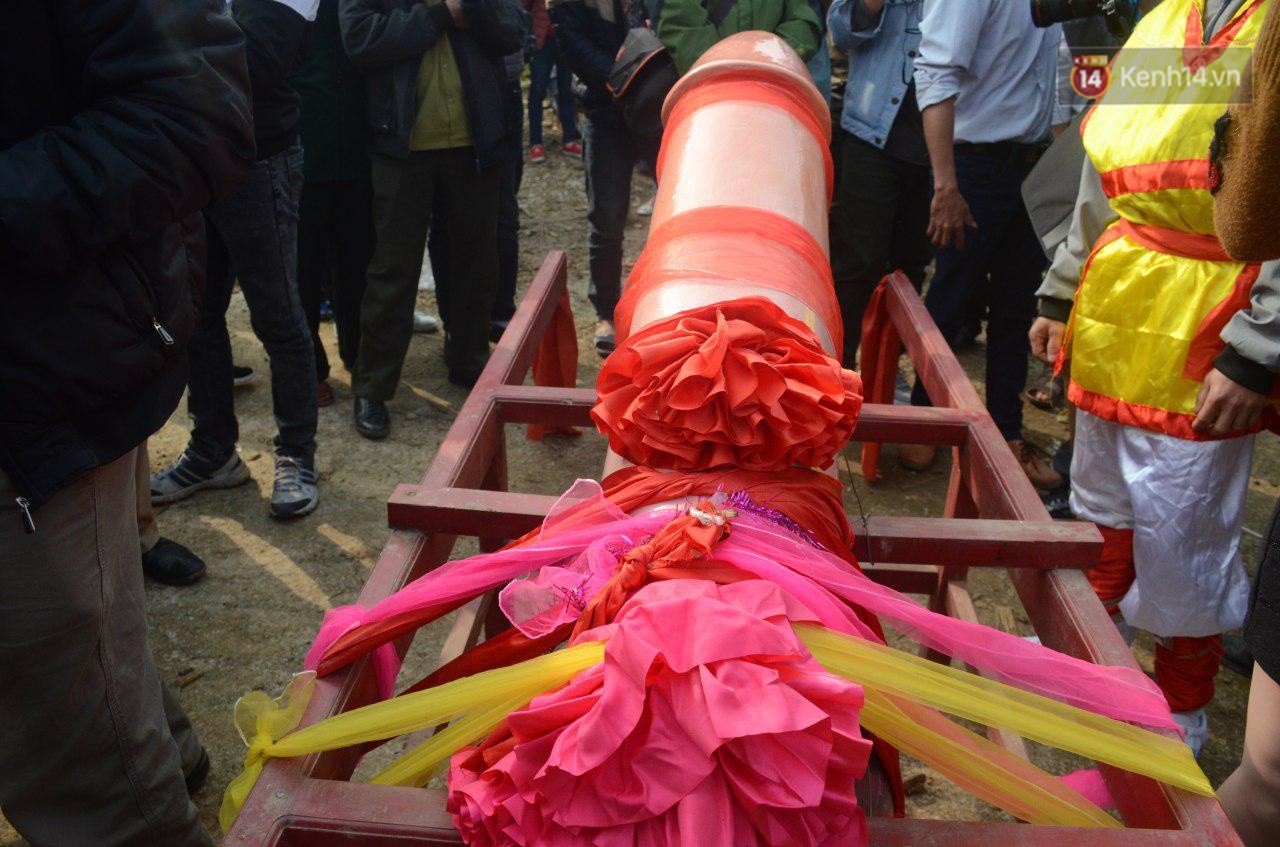 Người dân chen chân chụp ảnh bên cạnh của quý khổng lồ trong lễ hội độc nhất vô nhị ở Việt Nam