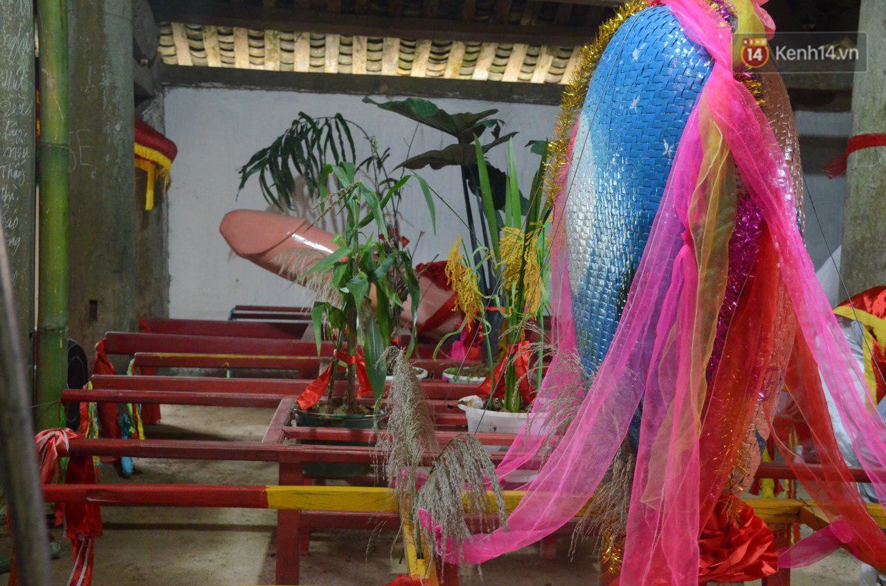 Người dân chen chân chụp ảnh bên cạnh của quý khổng lồ trong lễ hội độc nhất vô nhị ở Việt Nam