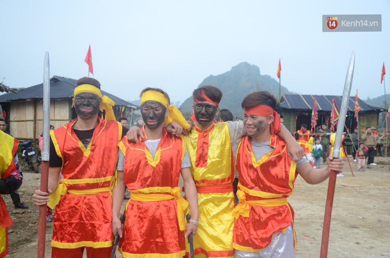 Người dân chen chân chụp ảnh bên cạnh của quý khổng lồ trong lễ hội độc nhất vô nhị ở Việt Nam