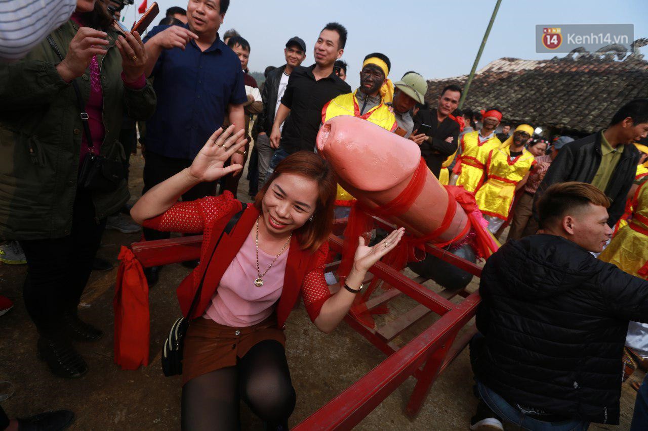 Người dân chen chân chụp ảnh bên cạnh của quý khổng lồ trong lễ hội độc nhất vô nhị ở Việt Nam