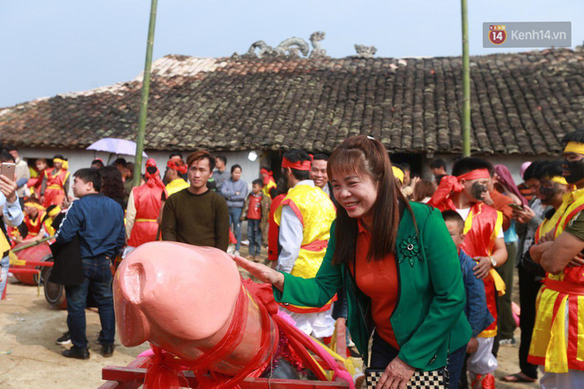 Người dân chen chân chụp ảnh bên cạnh của quý khổng lồ trong lễ hội độc nhất vô nhị ở Việt Nam