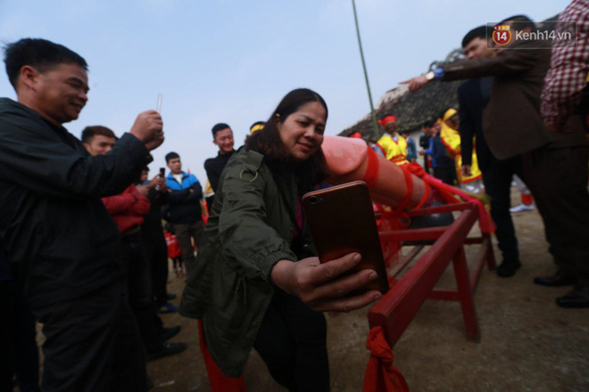 Người dân chen chân chụp ảnh bên cạnh của quý khổng lồ trong lễ hội độc nhất vô nhị ở Việt Nam