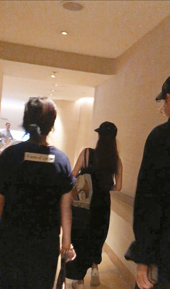 Sinh con hơn 3 tháng, loạt ảnh bầu bí nặng nề của Trương Bá Chi đến giờ mới được tiết lộ