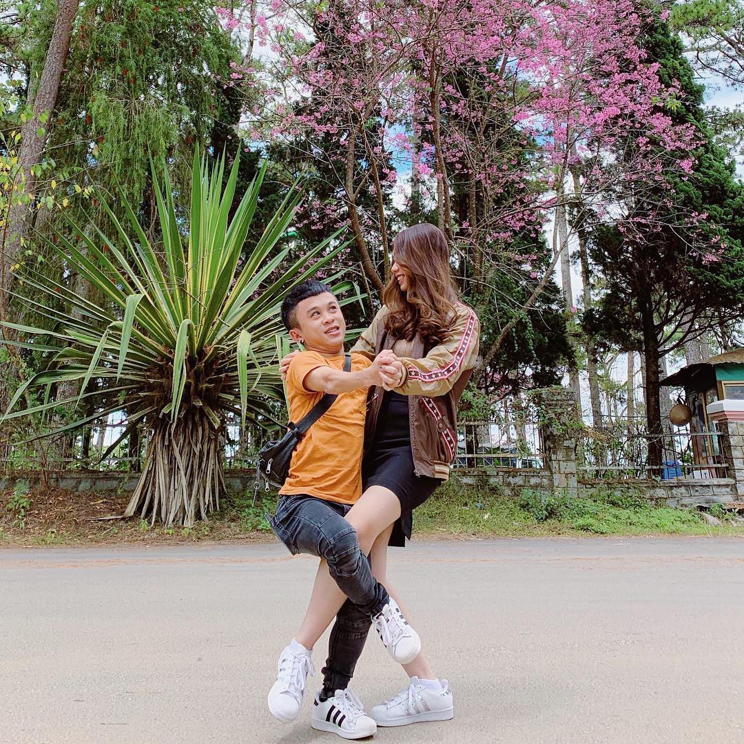Chàng lùn 1m26 Xuân Tiến chỉ đứng tới vai bạn gái nhưng chụp ảnh couple kiểu gì cũng thấy đẹp mà tình nữa chứ