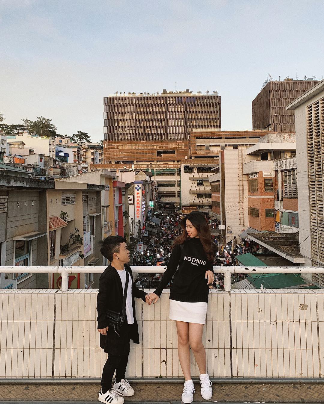 Chàng lùn 1m26 Xuân Tiến chỉ đứng tới vai bạn gái nhưng chụp ảnh couple kiểu gì cũng thấy đẹp mà tình nữa chứ