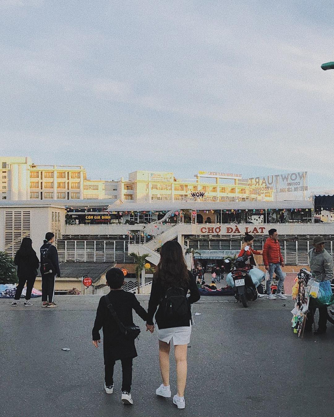 Chàng lùn 1m26 Xuân Tiến chỉ đứng tới vai bạn gái nhưng chụp ảnh couple kiểu gì cũng thấy đẹp mà tình nữa chứ