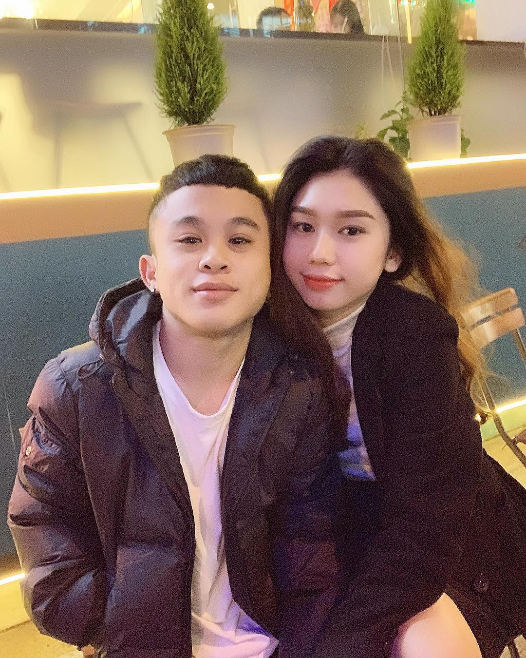 Chàng lùn 1m26 Xuân Tiến chỉ đứng tới vai bạn gái nhưng chụp ảnh couple kiểu gì cũng thấy đẹp mà tình nữa chứ