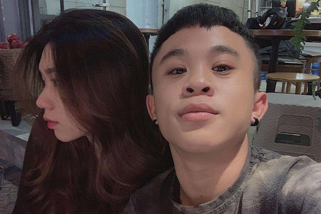 Chàng lùn 1m26 Xuân Tiến chỉ đứng tới vai bạn gái nhưng chụp ảnh couple kiểu gì cũng thấy đẹp mà tình nữa chứ