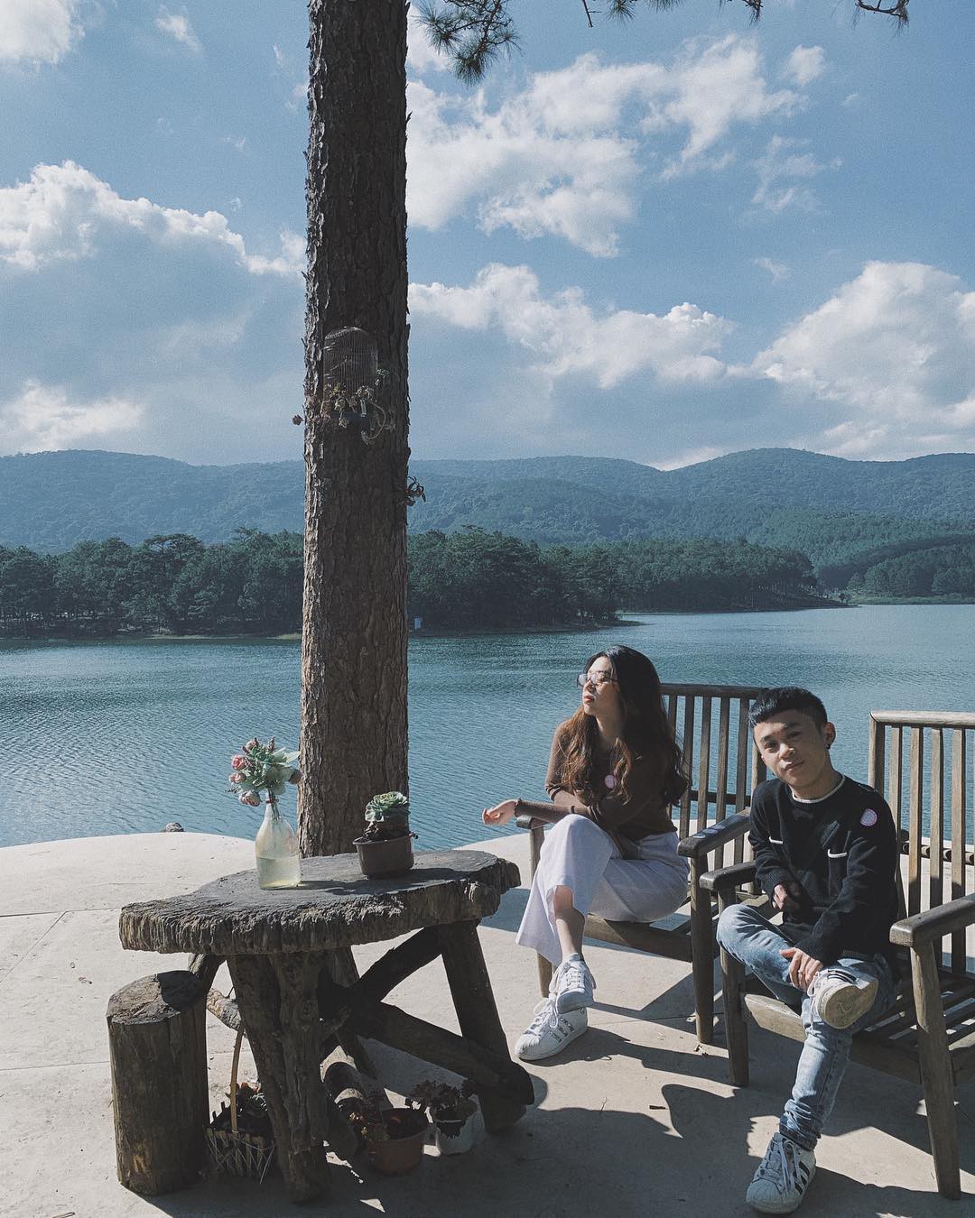 Chàng lùn 1m26 Xuân Tiến chỉ đứng tới vai bạn gái nhưng chụp ảnh couple kiểu gì cũng thấy đẹp mà tình nữa chứ