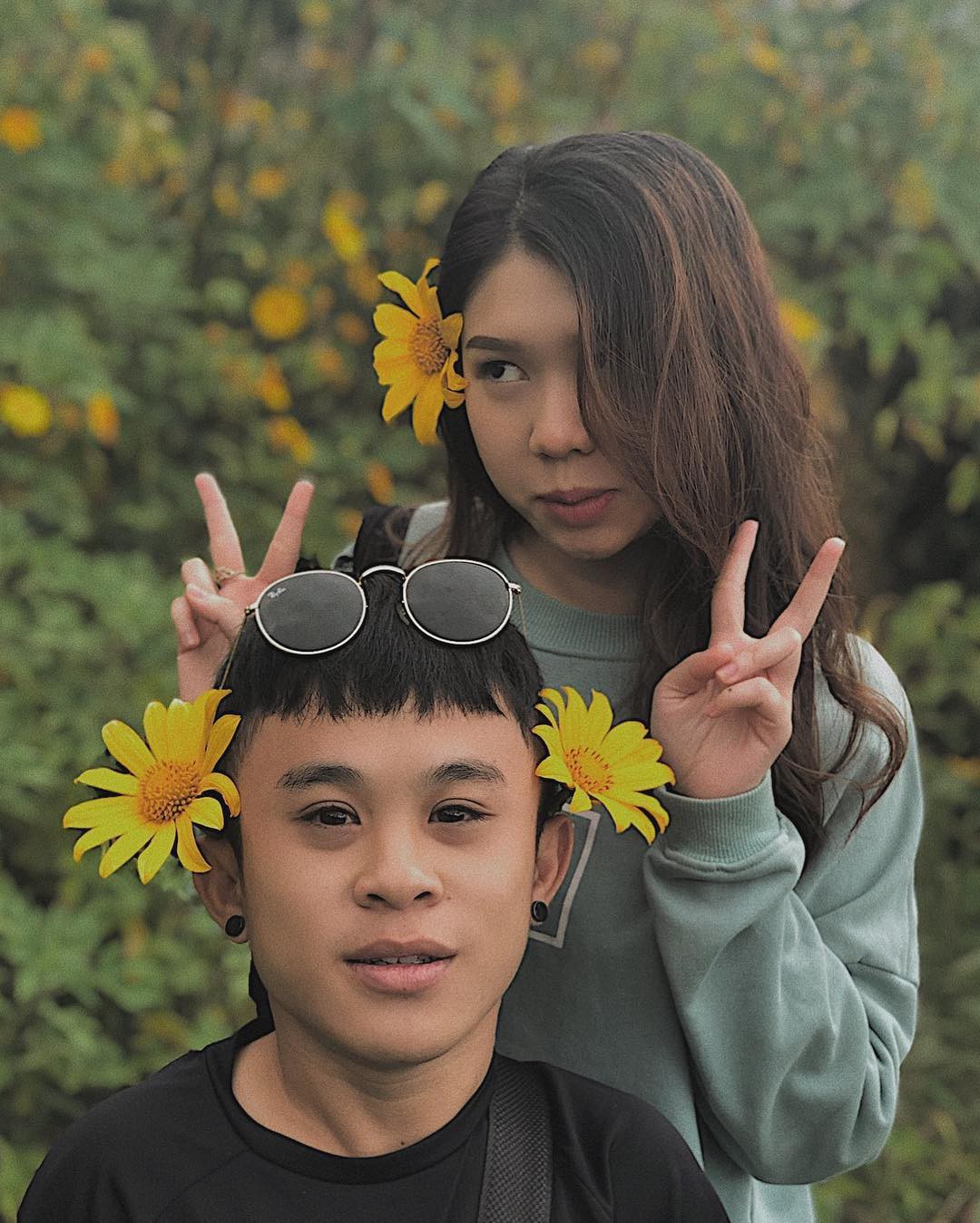 Chàng lùn 1m26 Xuân Tiến chỉ đứng tới vai bạn gái nhưng chụp ảnh couple kiểu gì cũng thấy đẹp mà tình nữa chứ