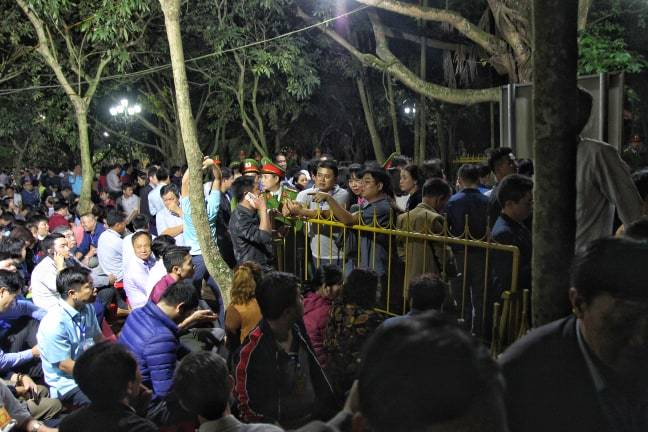 Dòng người đổ về đền Trần, leo cây, trèo rào vào dự lễ khai ấn