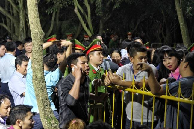 Dòng người đổ về đền Trần, leo cây, trèo rào vào dự lễ khai ấn