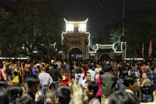 Dòng người đổ về đền Trần, leo cây, trèo rào vào dự lễ khai ấn