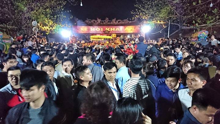 Dòng người đổ về đền Trần, leo cây, trèo rào vào dự lễ khai ấn