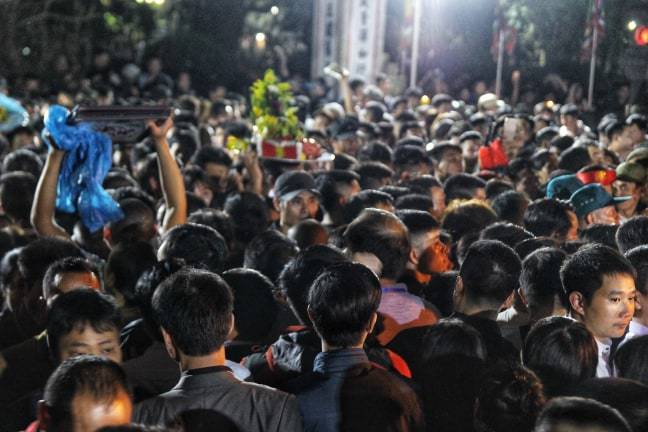 Dòng người đổ về đền Trần, leo cây, trèo rào vào dự lễ khai ấn