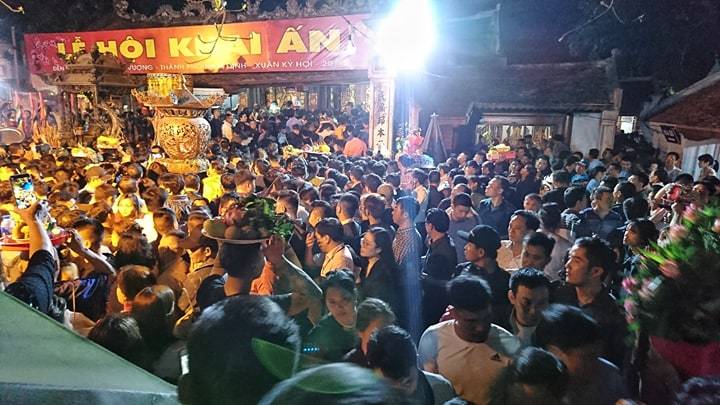 Dòng người đổ về đền Trần, leo cây, trèo rào vào dự lễ khai ấn