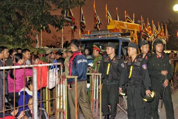 Dòng người đổ về đền Trần, leo cây, trèo rào vào dự lễ khai ấn