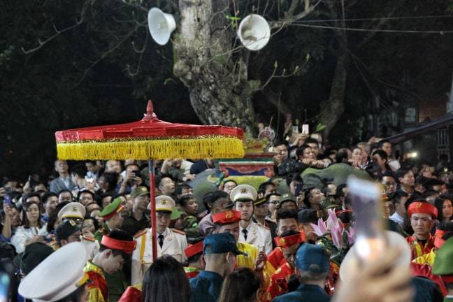 Dòng người đổ về đền Trần, leo cây, trèo rào vào dự lễ khai ấn