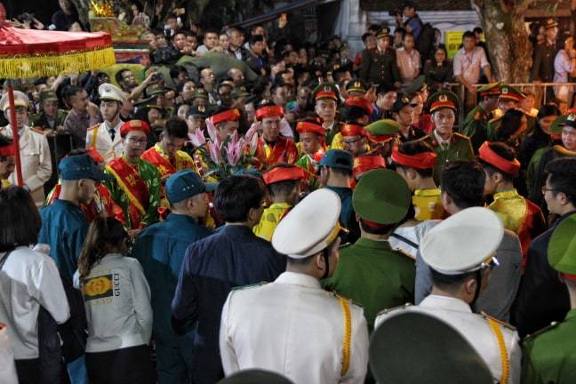 Dòng người đổ về đền Trần, leo cây, trèo rào vào dự lễ khai ấn