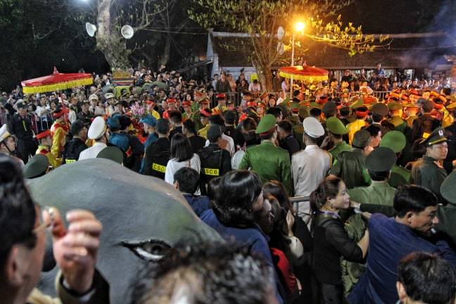 Dòng người đổ về đền Trần, leo cây, trèo rào vào dự lễ khai ấn