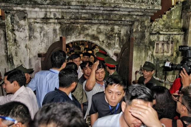 Dòng người đổ về đền Trần, leo cây, trèo rào vào dự lễ khai ấn