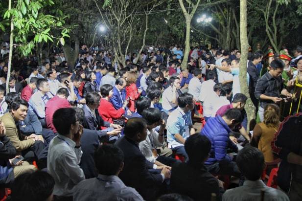 Dòng người đổ về đền Trần, leo cây, trèo rào vào dự lễ khai ấn