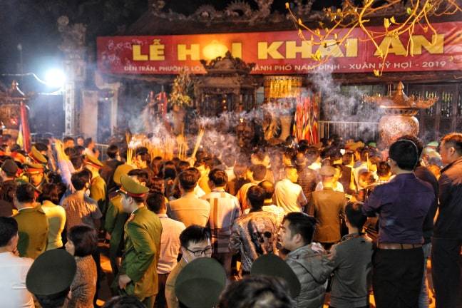 Dòng người đổ về đền Trần, leo cây, trèo rào vào dự lễ khai ấn