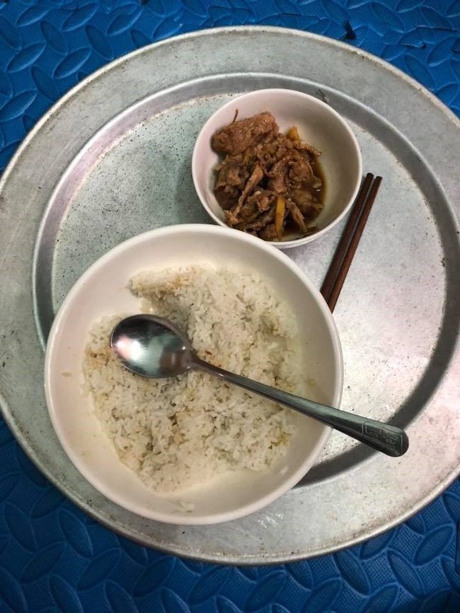 Mâm cơm cữ khô khốc của mẹ trẻ gây ám ảnh đầu năm, cư dân mạng khuyên nên tự nấu mà ăn